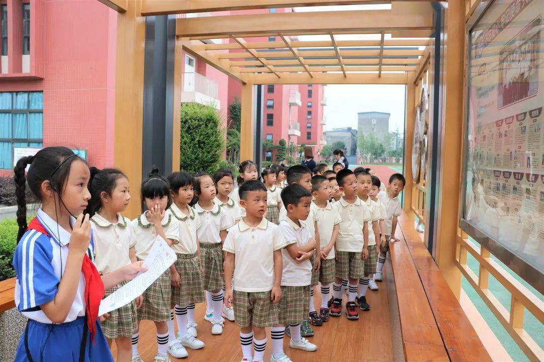 西航港常乐幼儿园05我们就要毕业了,将从幼儿园进入小学了.