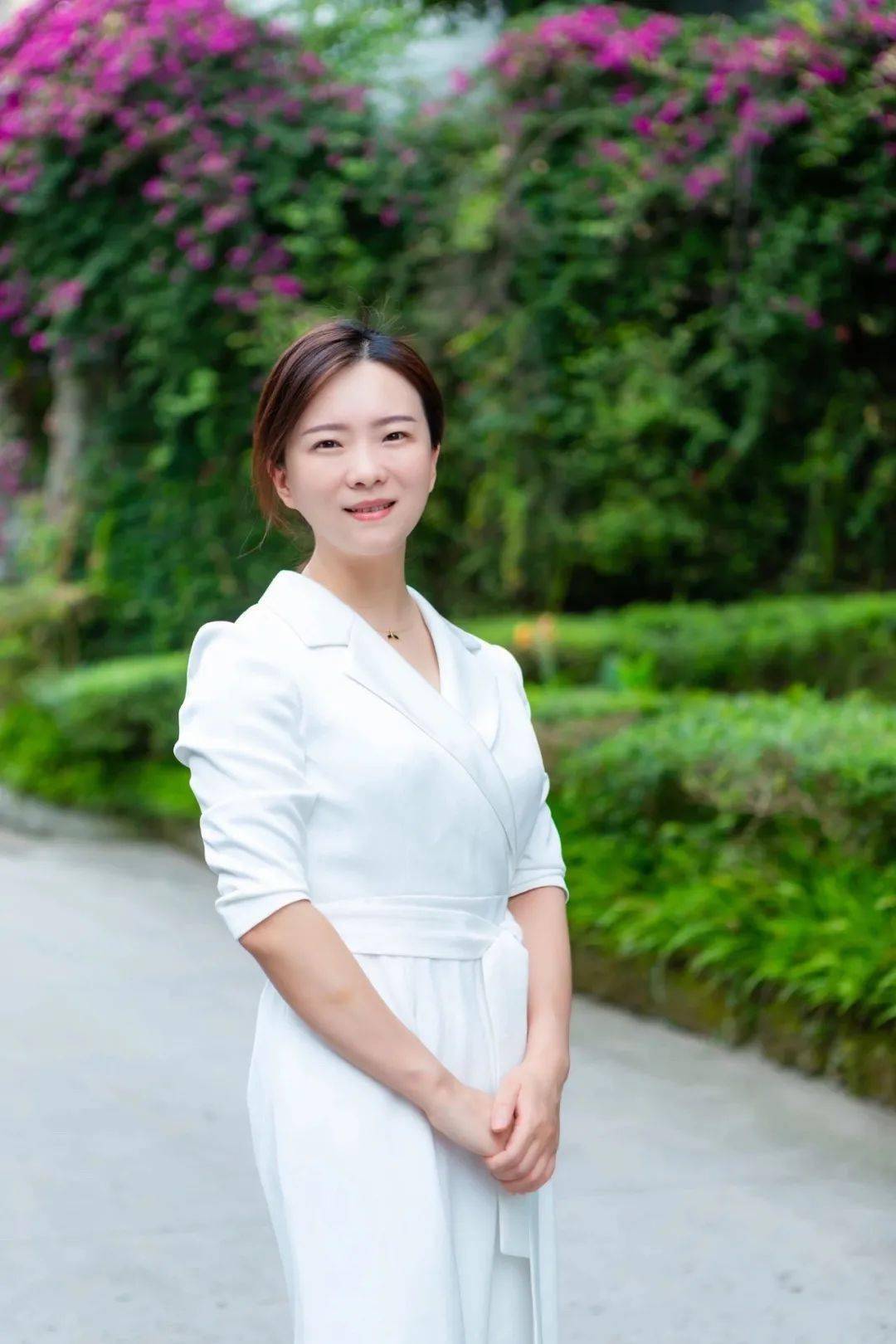 来自外国语学院,被同学们称为美女老师的雷娟就是其中的一位.