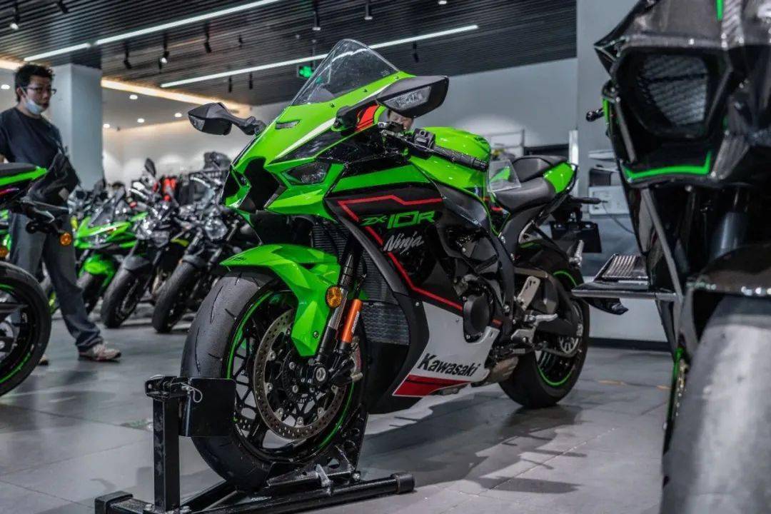此次关注度最高的车型一定是2021款川崎zx-10r,最明显的改变部分在