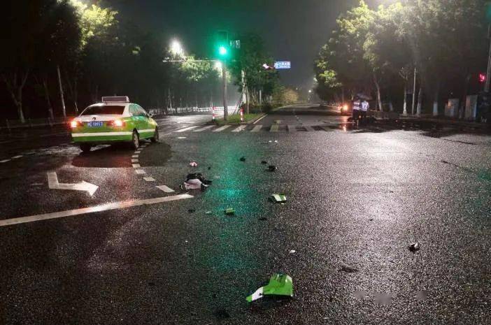 泉州市区:事发雨夜,电动车醉驾闯红灯被撞飞!