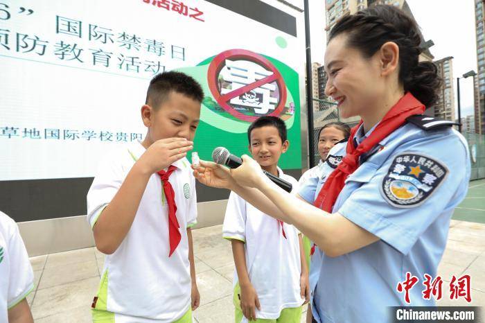 学生吸毒图片