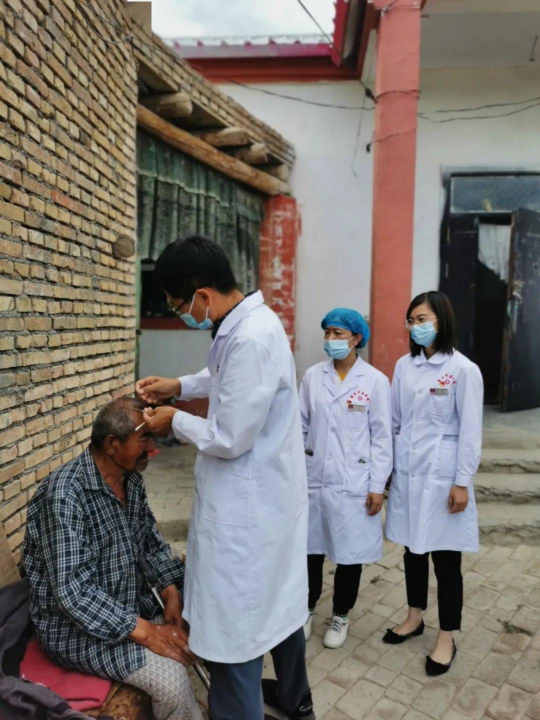 我为群众办实事学史力行送医下乡