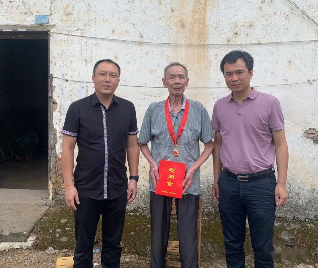 县领导到西岭镇开展"七一"慰问