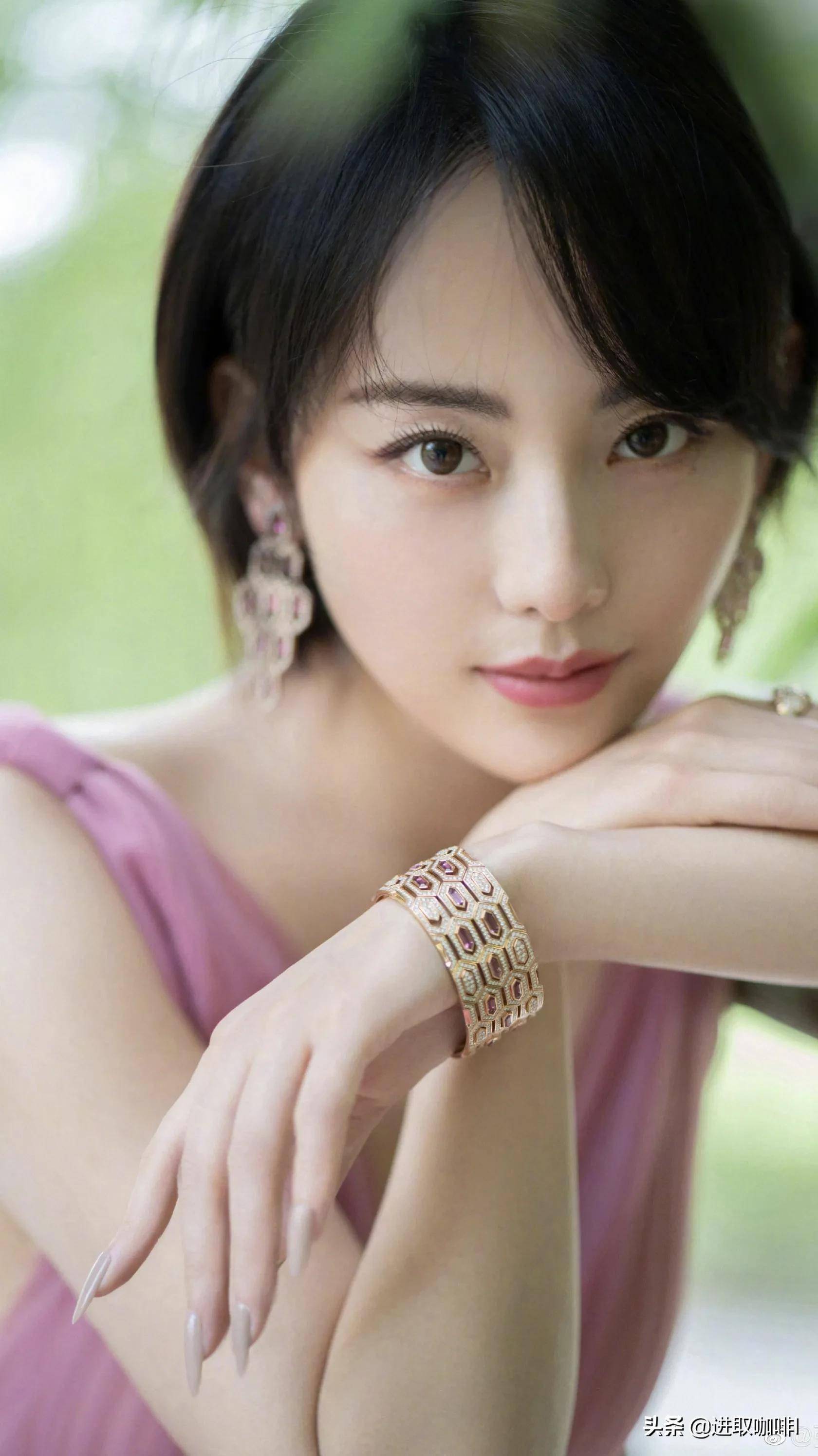 水灵灵的眼神会说话