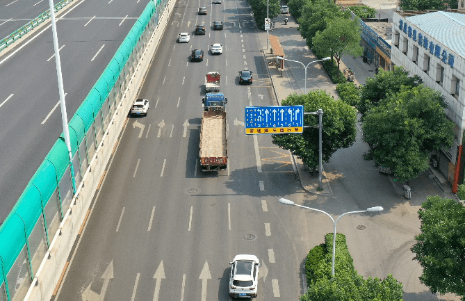 條左轉車道分別設置在兩側,方便機動車根據實際情況選擇最優通行路徑