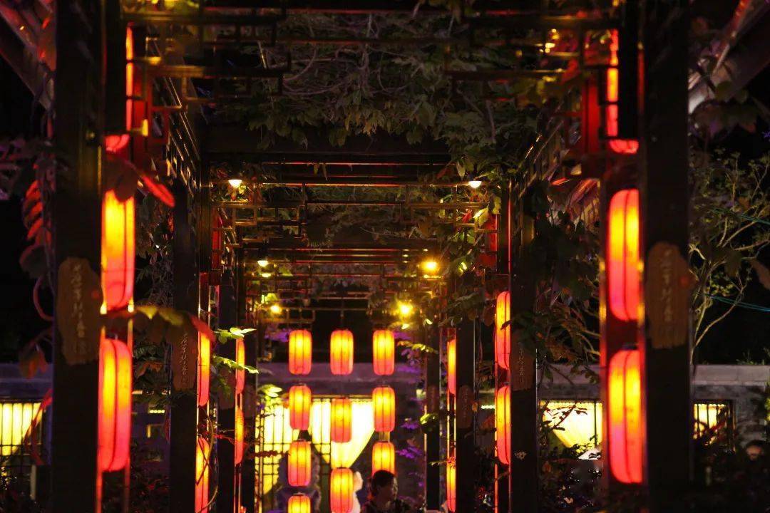 古风于一体,与凤凰湖美景相辅相成,成为了青白江最具特色的古韵街道之