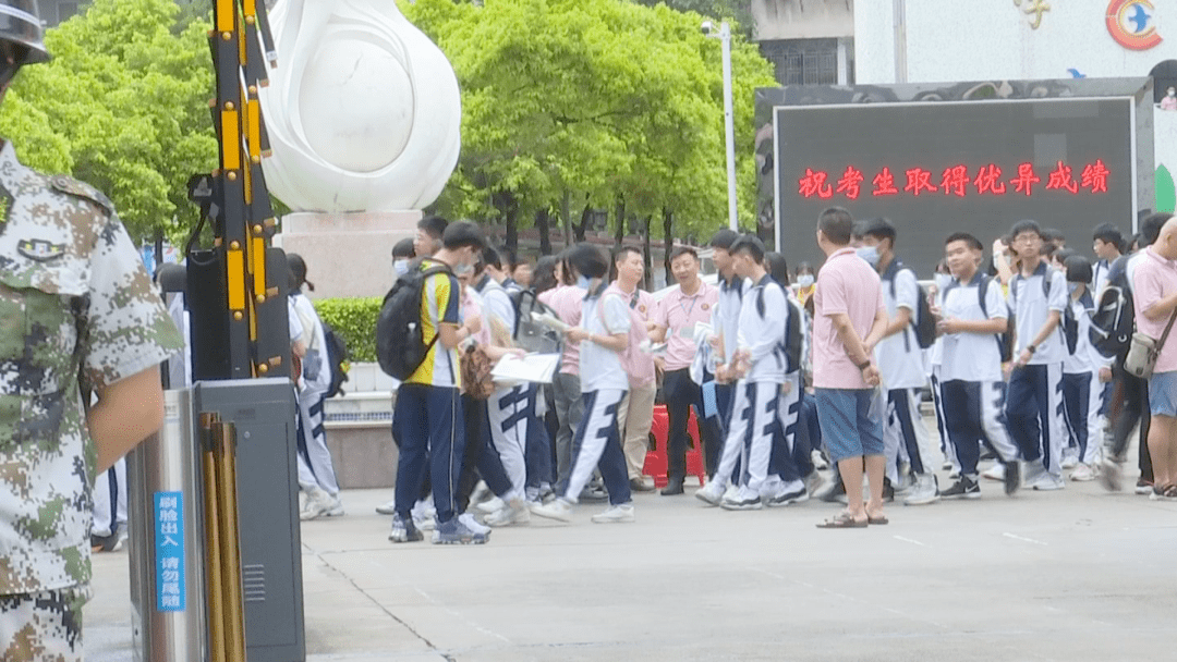 他本来是思贤中学的考生,跑到真理中学来了,时间比较紧急,我们立即