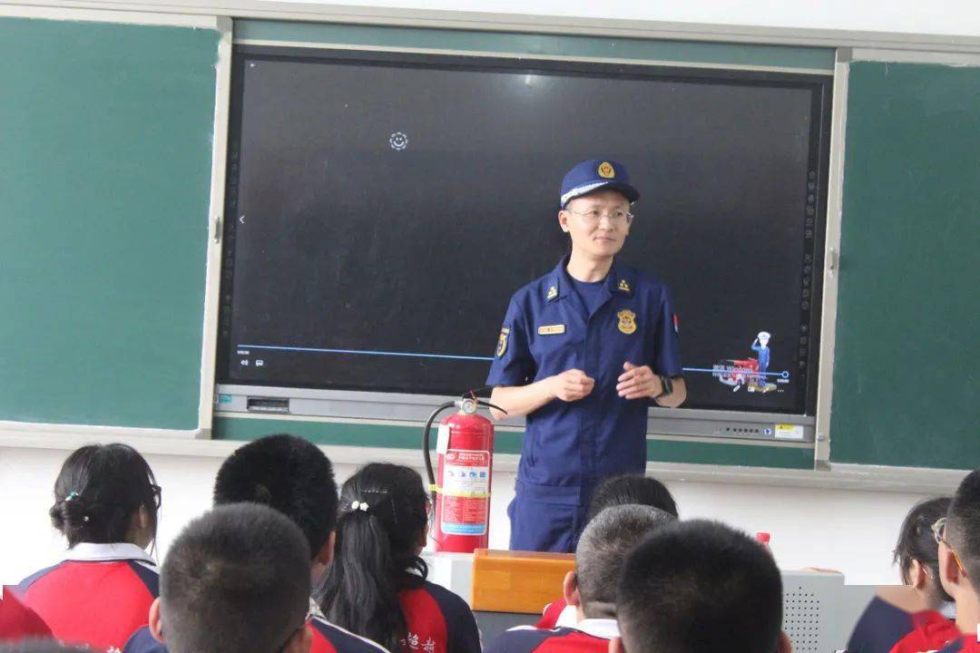我为群众办实事阜城县消防救援大队深入阜城县实验中学开展消防培训