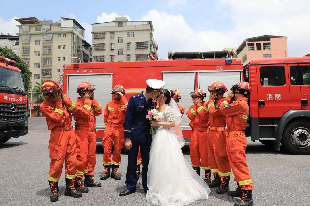 右手敬礼左手牵你消防员集体婚礼甜蜜开启