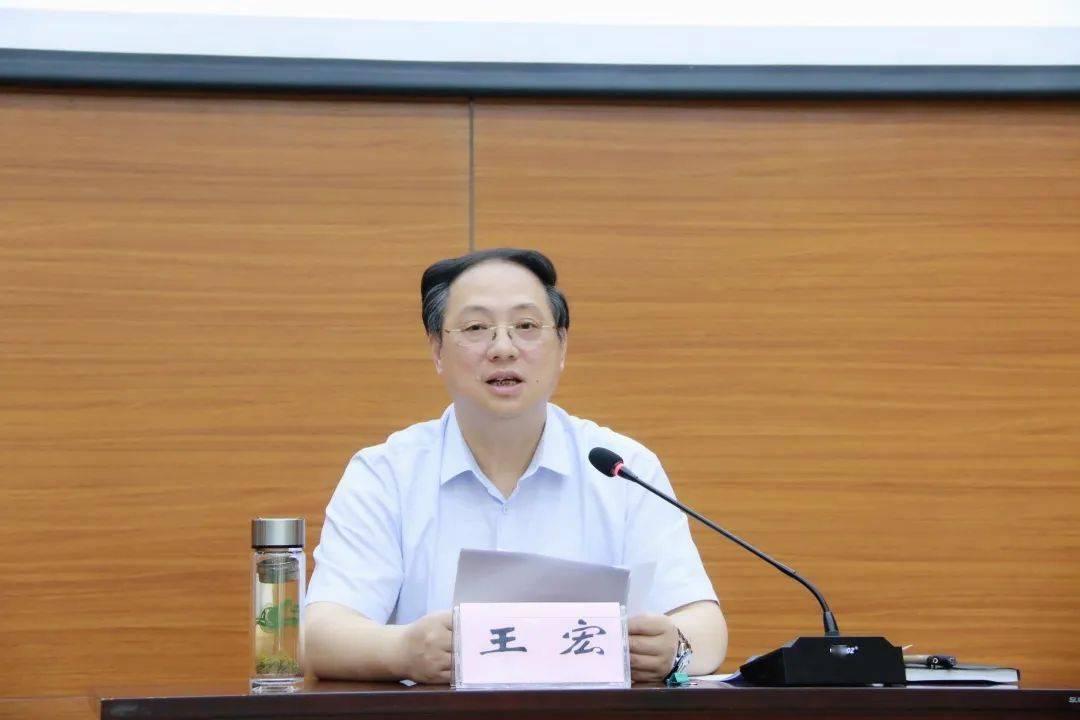 王宏副市长对杭州中学的发展提出了三点希望:一是要打造一流学校