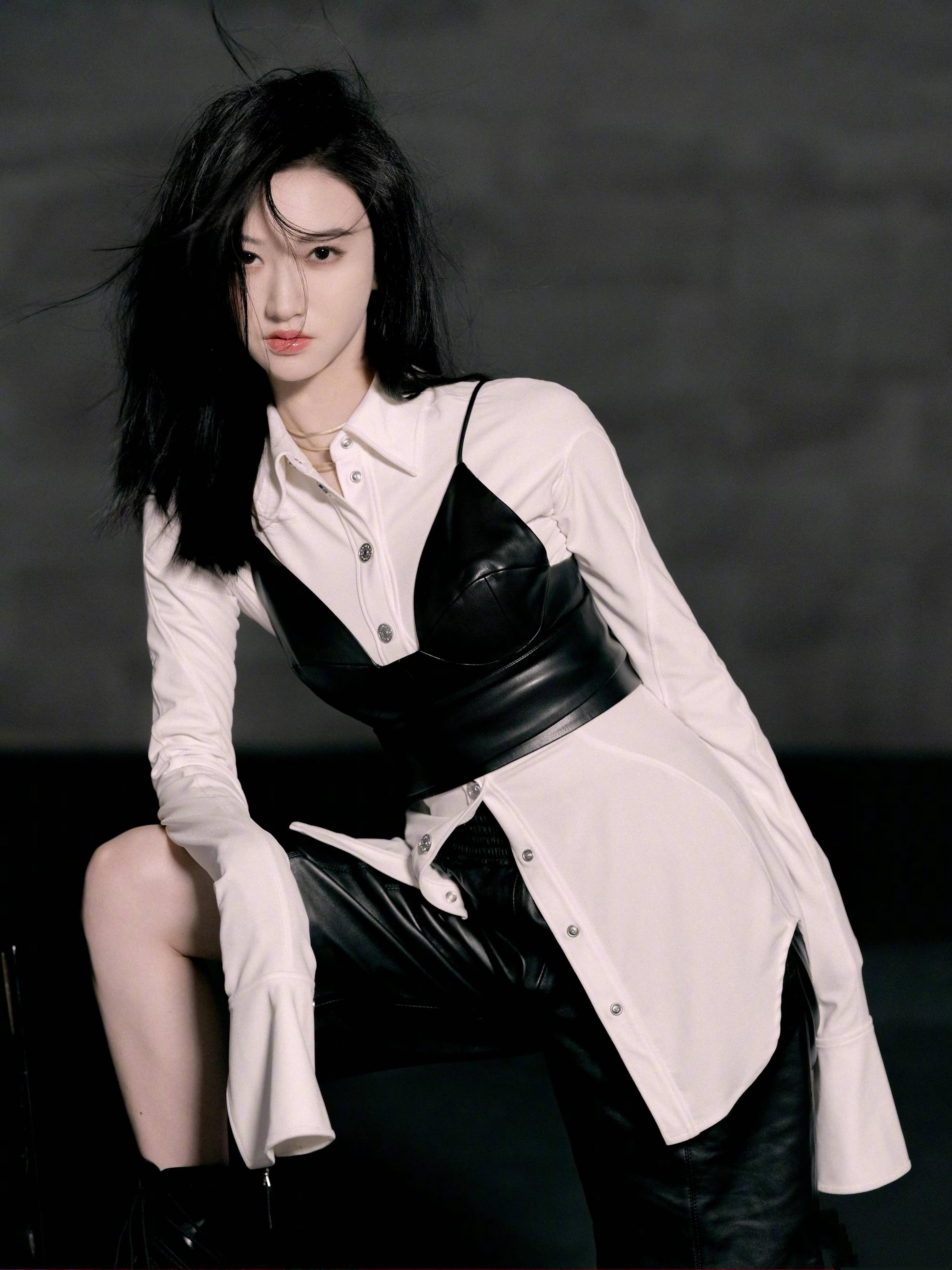 景甜走红后更潇洒,"胸衣外穿"飒酷有型,是不一样的时髦范