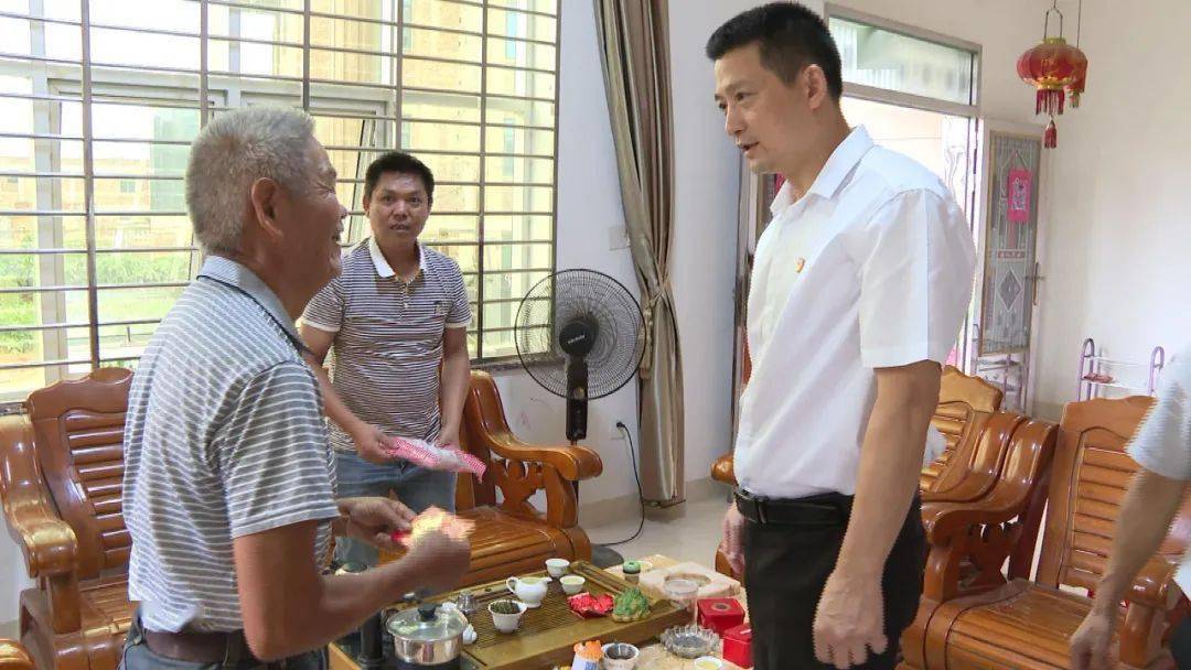 县委副书记庄稼祥走访慰问生活困难党员曾文河▲县委副书记庄稼祥