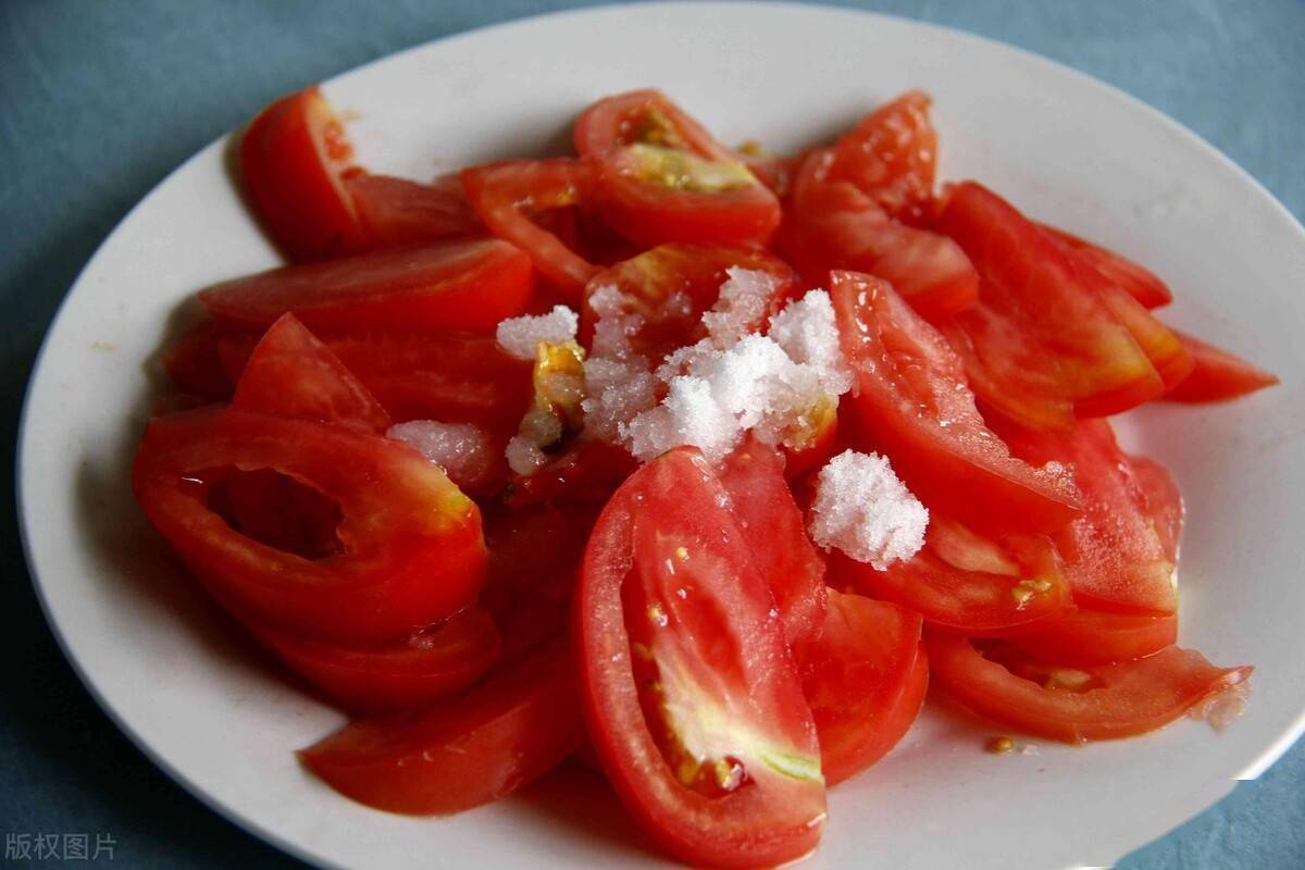 材料: 蕃茄,白糖 做法: (1)将蕃茄洗净后切块装盘_西红柿拌白糖别名_美食图片