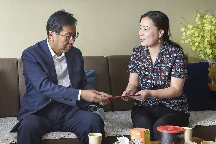 在克拉玛依区天山小区,赵文泉看望慰问了曾荣获"新中国建国70周年"