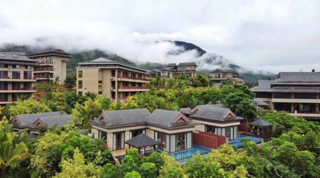 水云居民宿酒店位于五指山水云间文化旅游区,酒店围绕五指山热带雨林