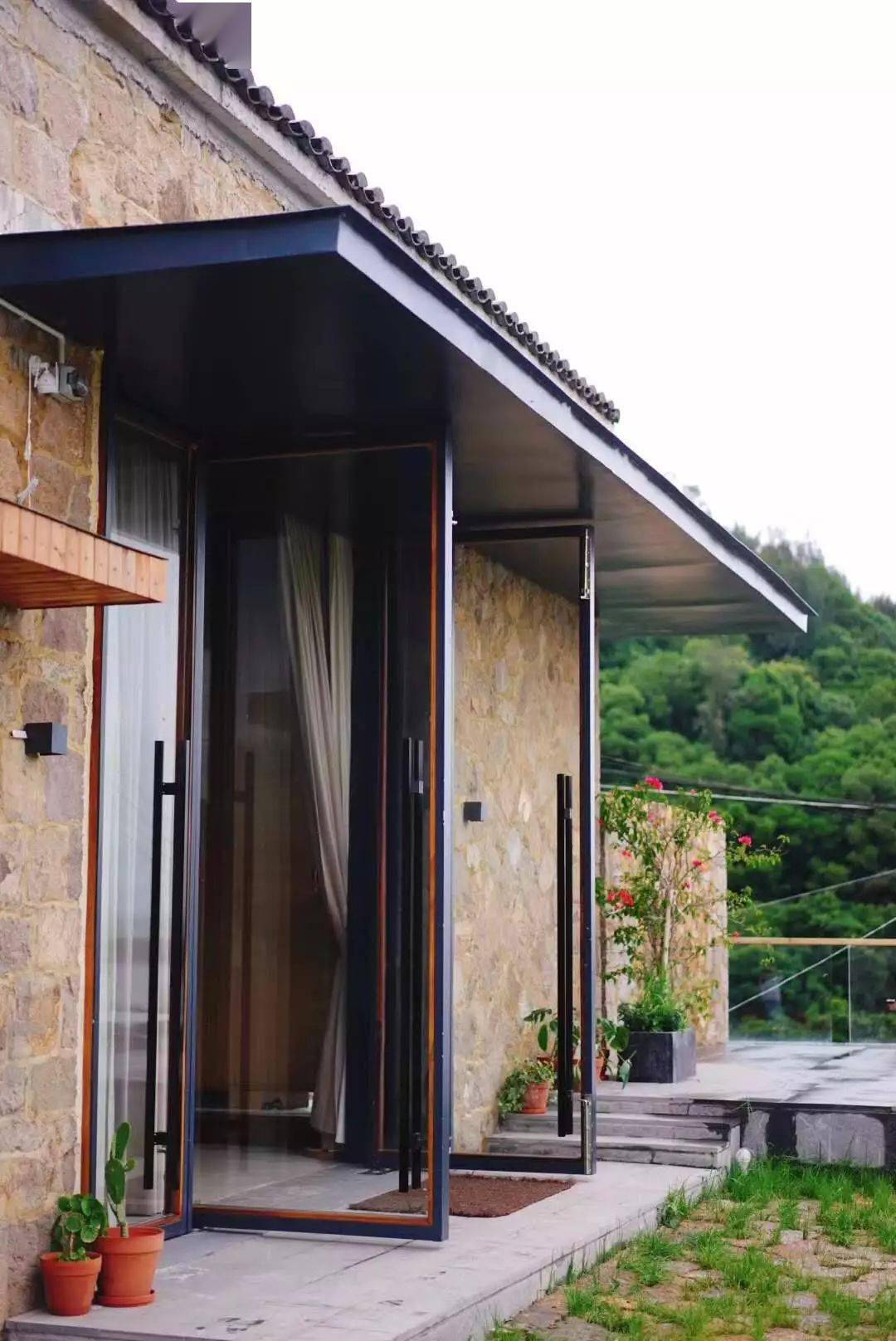 民宿室内空间较为紧凑,客厅 厨房 3间大床房