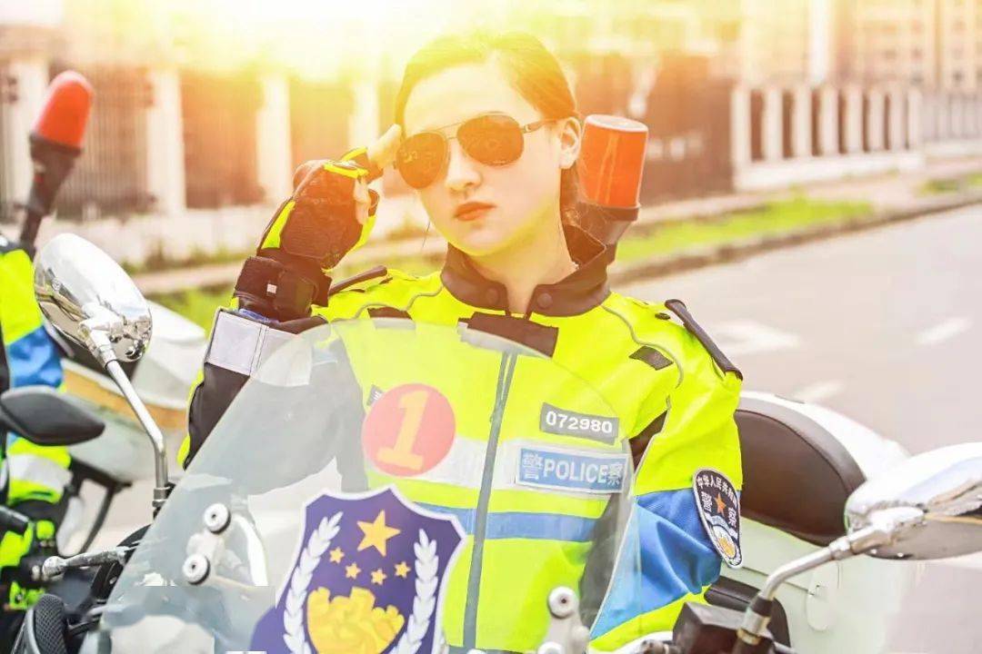 英姿飒爽!凯里街头首支女子铁骑队亮相