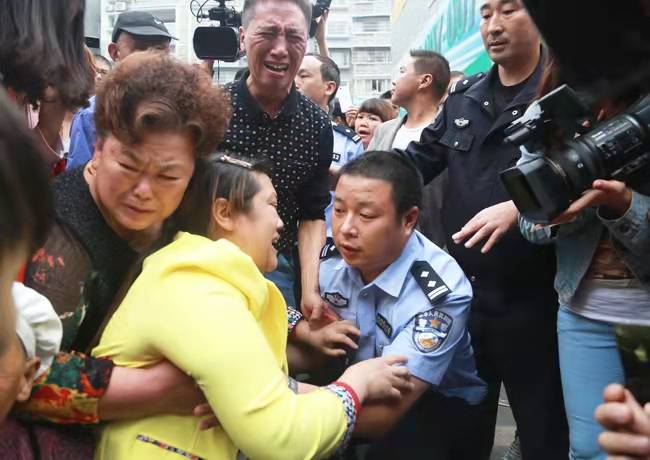 打拐英雄樊劲松为被拐孩子找到回家路