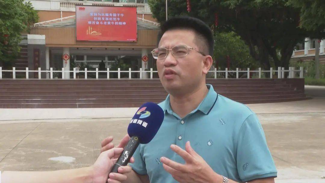 华侨中学副校长 申水源:我校总共569人参加高考,560人上本科线.