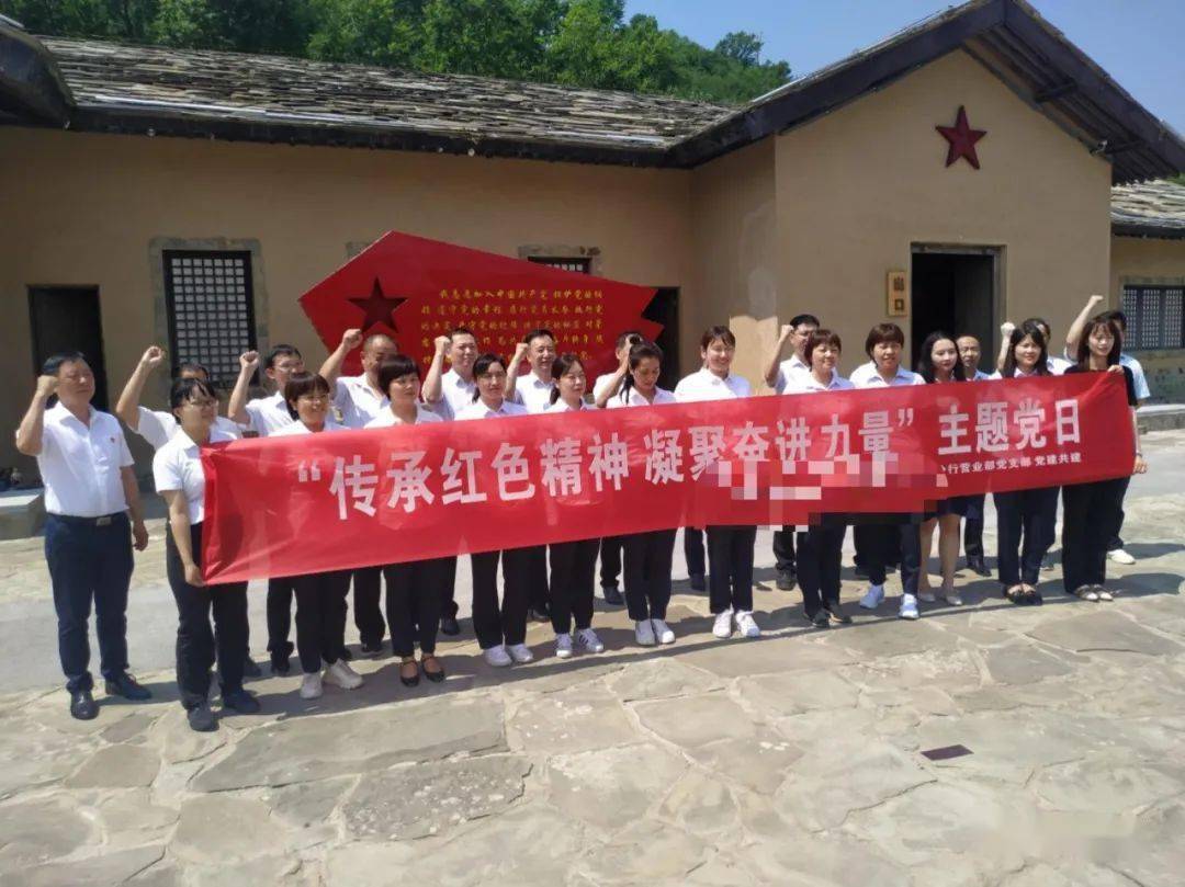 全体党员在象征红色革命希望的"马灯"雕塑前重温入党誓词,深刻感悟