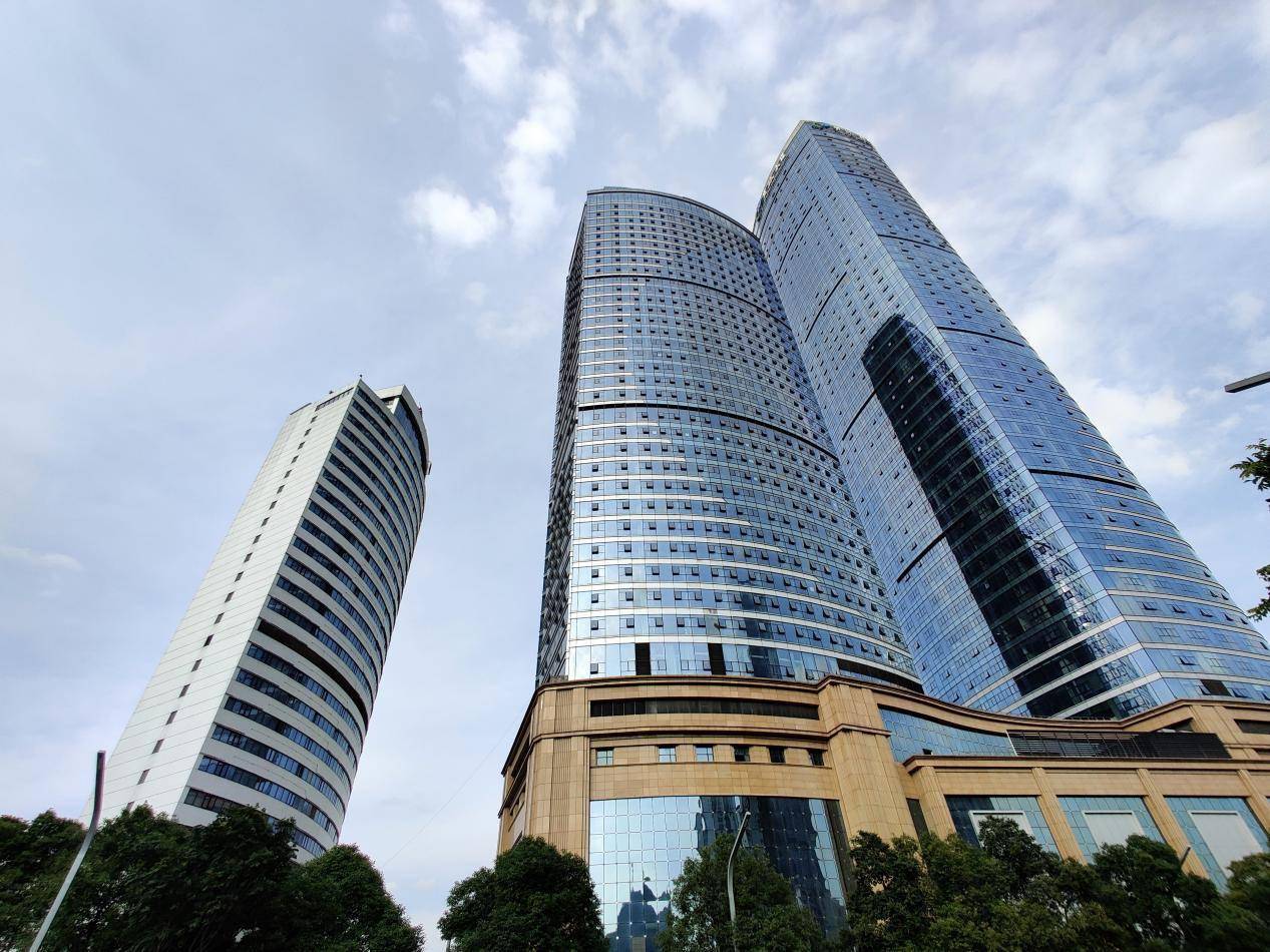 工程正在施工中,目前还未见到地下商业的样子;银海元隆广场也在改造中