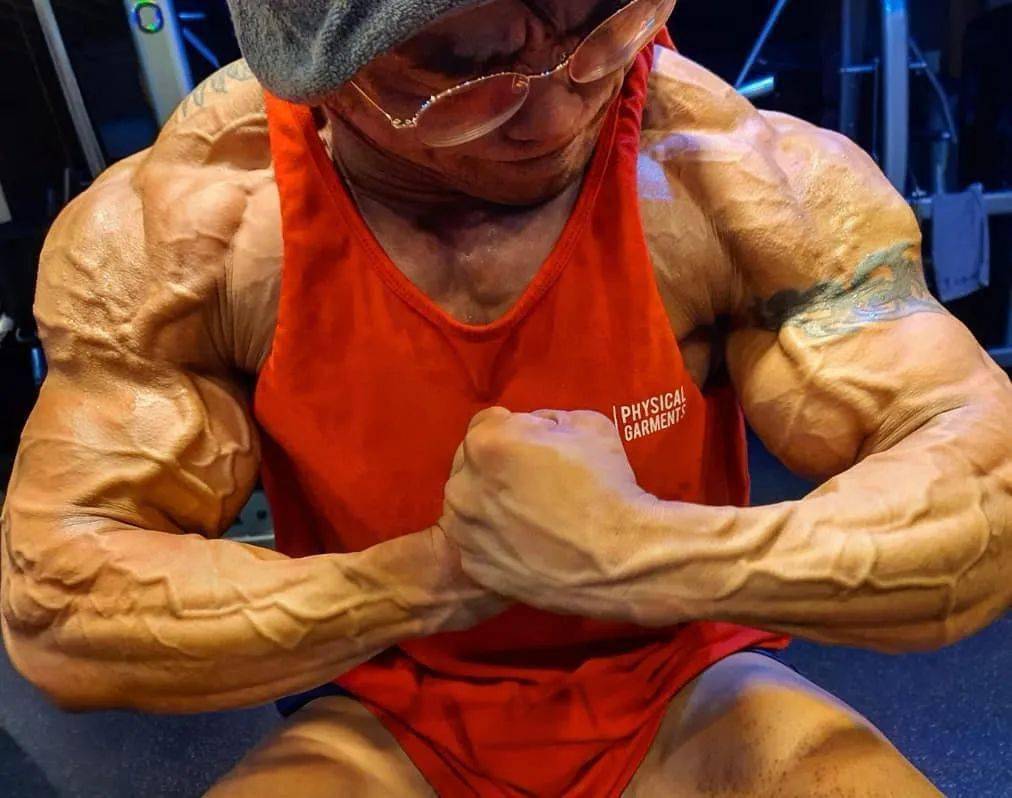 28岁肌肉巨无霸泡走了健身房老板娘网友已哭瞎了