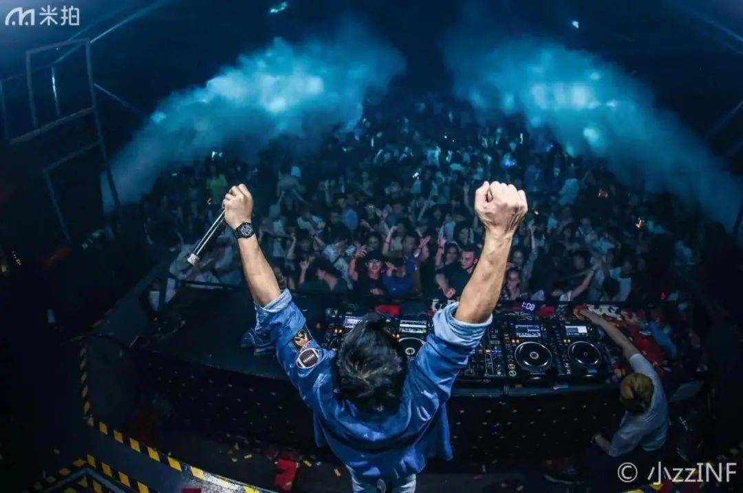 电音节 图据网络带上您的家人和朋友,举起双手拯救自由和音乐的灵魂