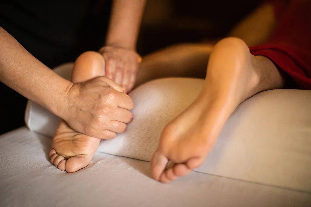 一,简单又管用,手心搓脚心!