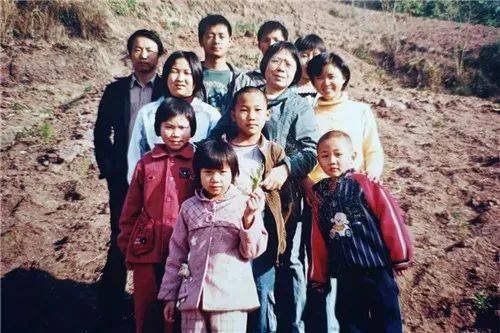 2009年春节,张桂梅带华坪县儿童福利院的孩子们爬山.