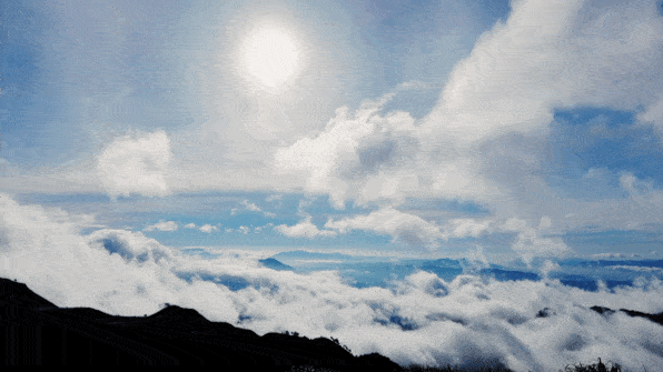 如果没有这一片极致纯粹的蓝天白云的庇护,或许人们的心,慢慢失去对