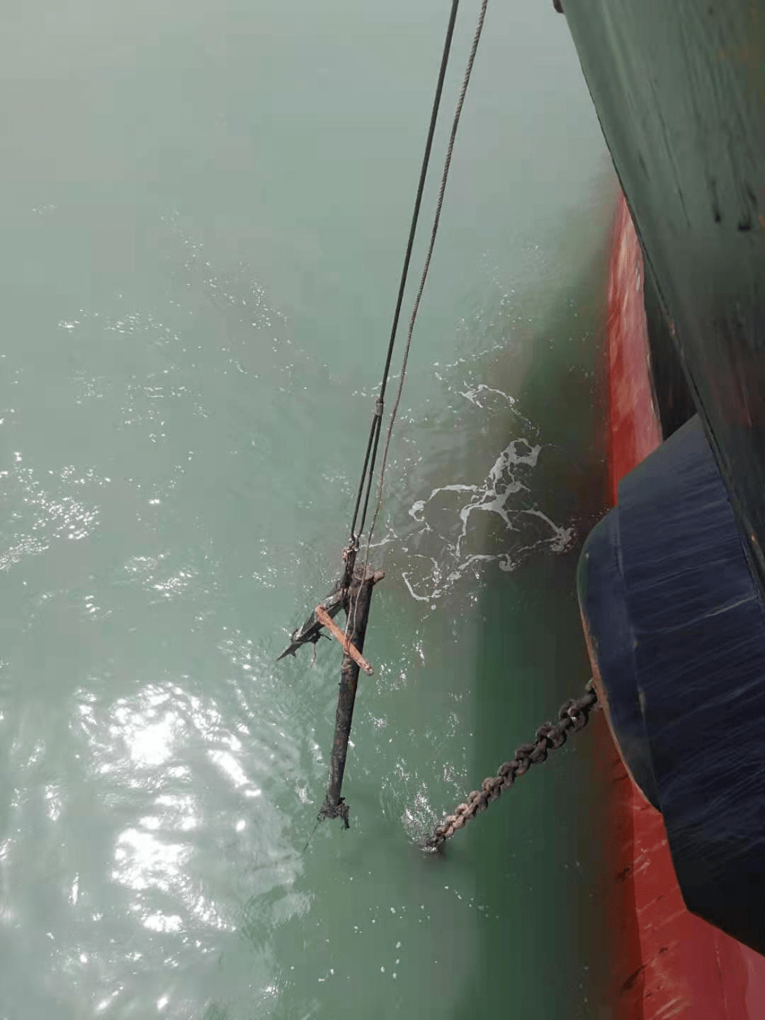 不好我船在长江口起锚时锚链被一渔船的弃锚死死卡住