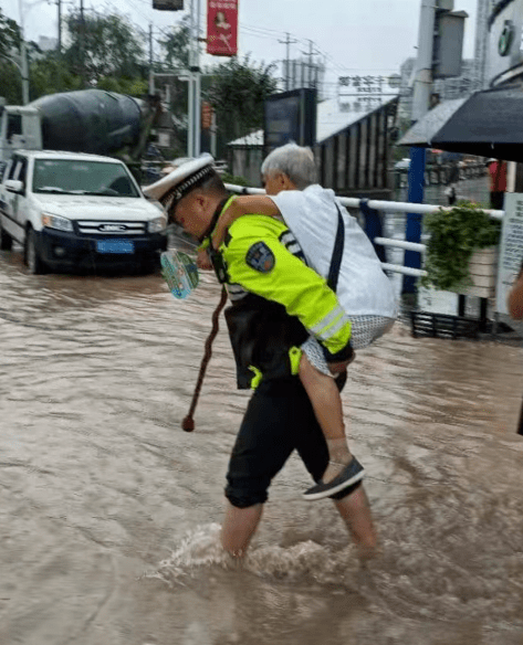 暴雨侵袭，他们在雨中“逆行”守平安_积水
