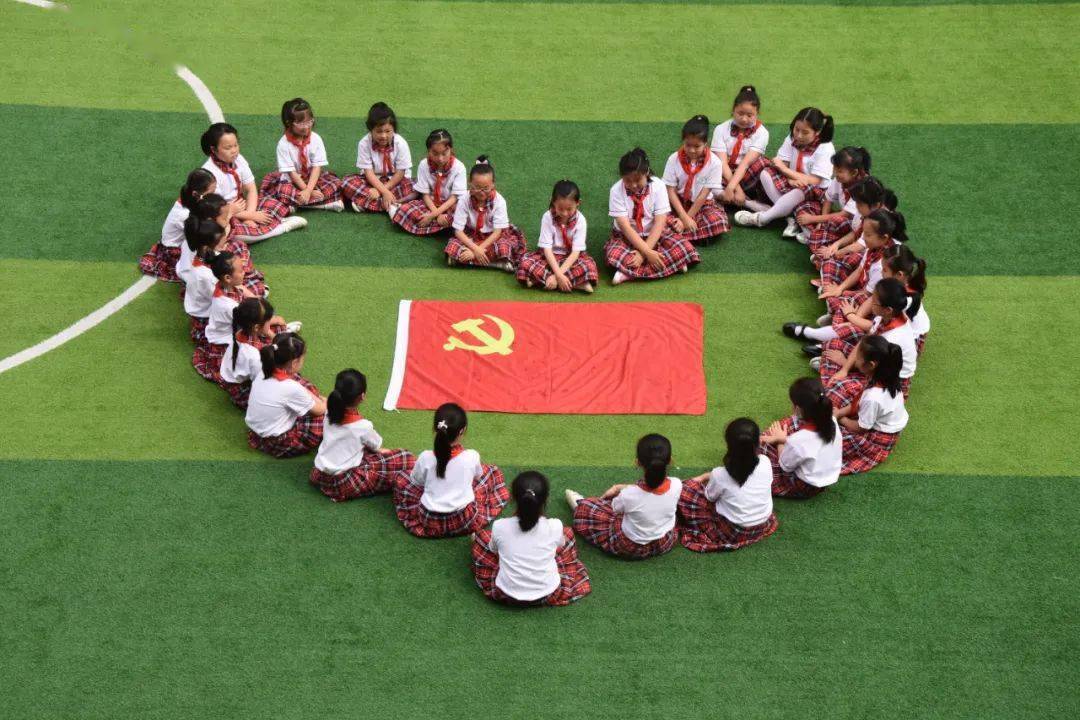 童心向党我和党旗合个影徽县各学校少工委用镜头定格爱
