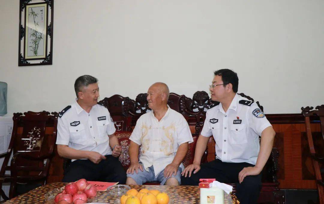 23日,局党委委员,副局长黄建华到汉王山监狱,宜宾监狱走访慰问了老