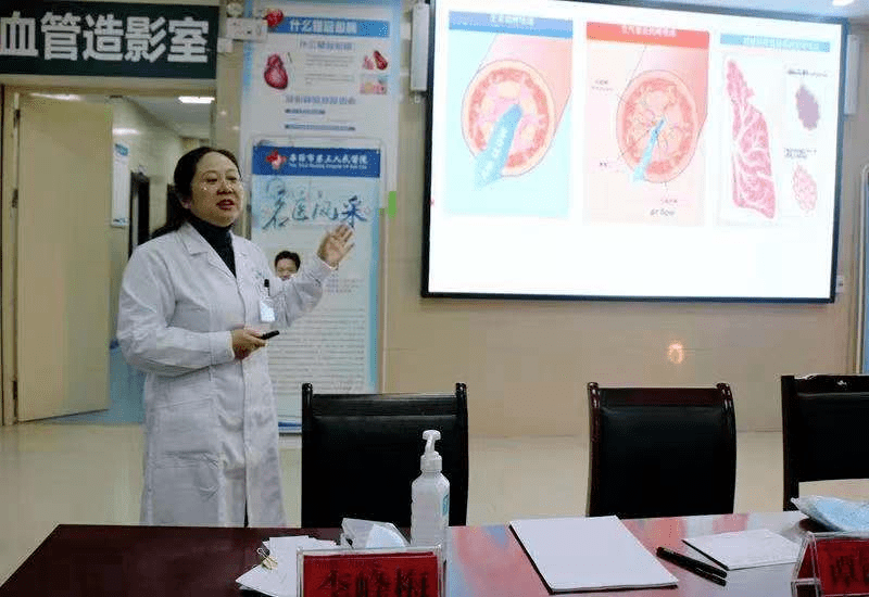 ▲2019年，李晓岩博士挂职贵州毕节市第三人民医院副院长▲打造先心患儿爱