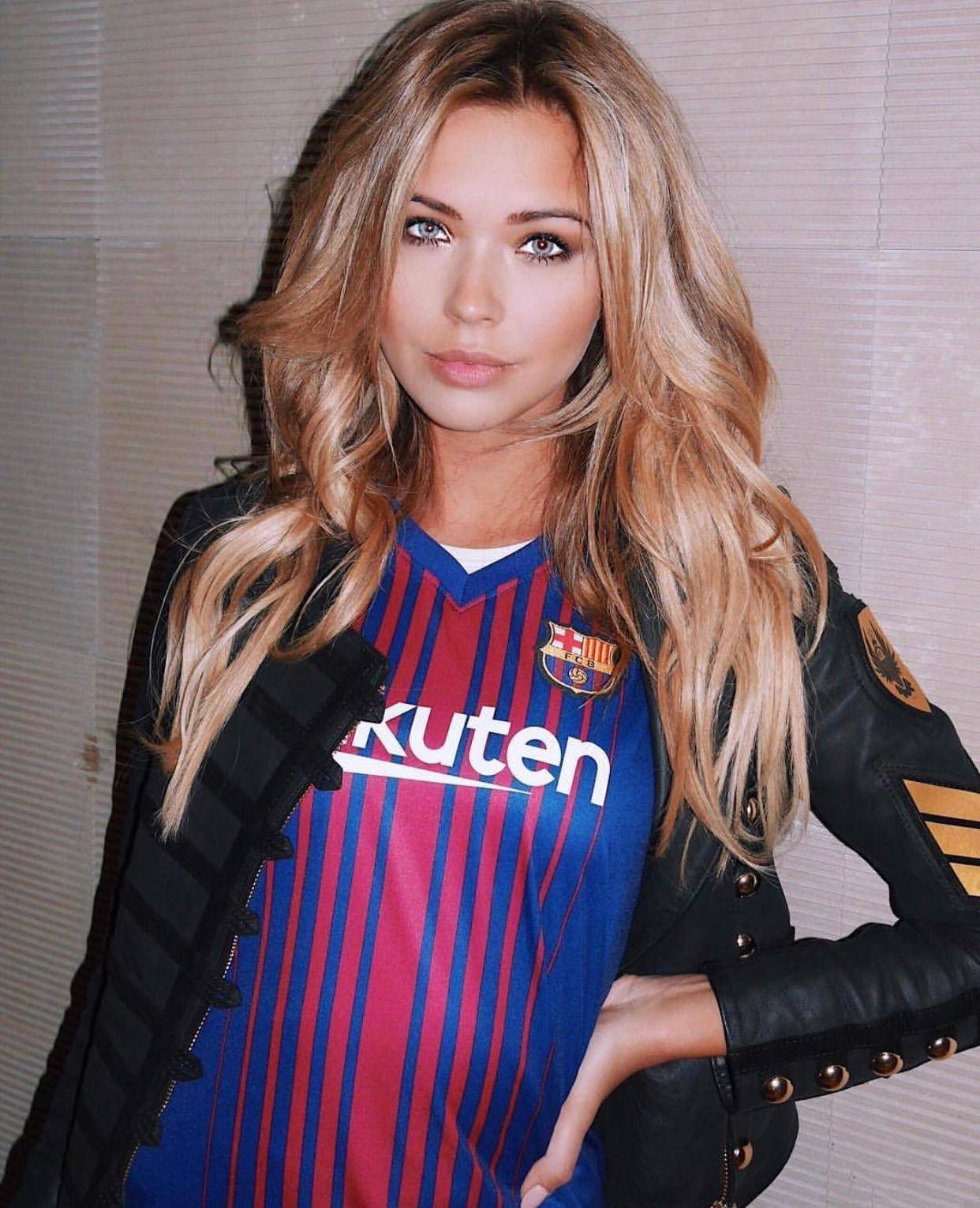 波兰维密女神桑德拉拥有小眼睛宽嘴唇却靠独特气质出圈