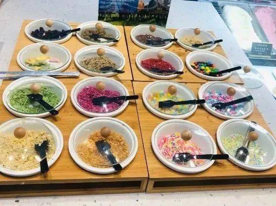 这个品牌已经83年啦 冰淇淋口味超级多,任君选择 还有自助加料区 喜欢