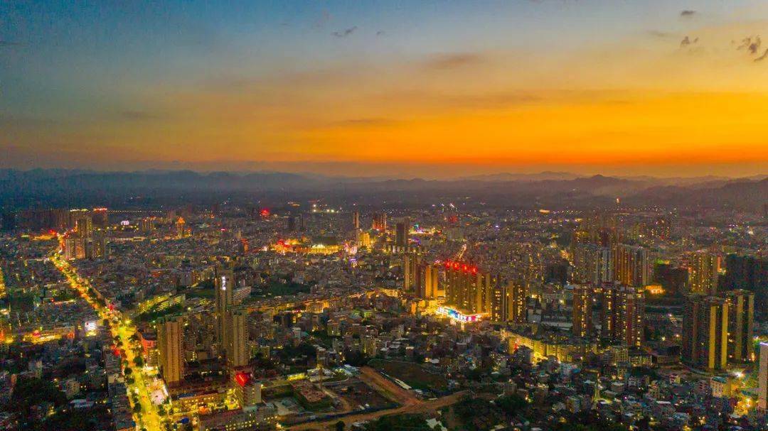 罗定城区夜景 一叶@知秋 图回忆此次买房的过程,小乐给出一点买房小