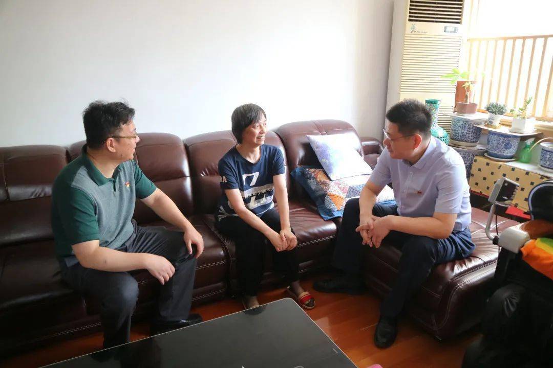 要闻丨区委常委、统战部部长沈权走访慰问豫园街道社区老党员
