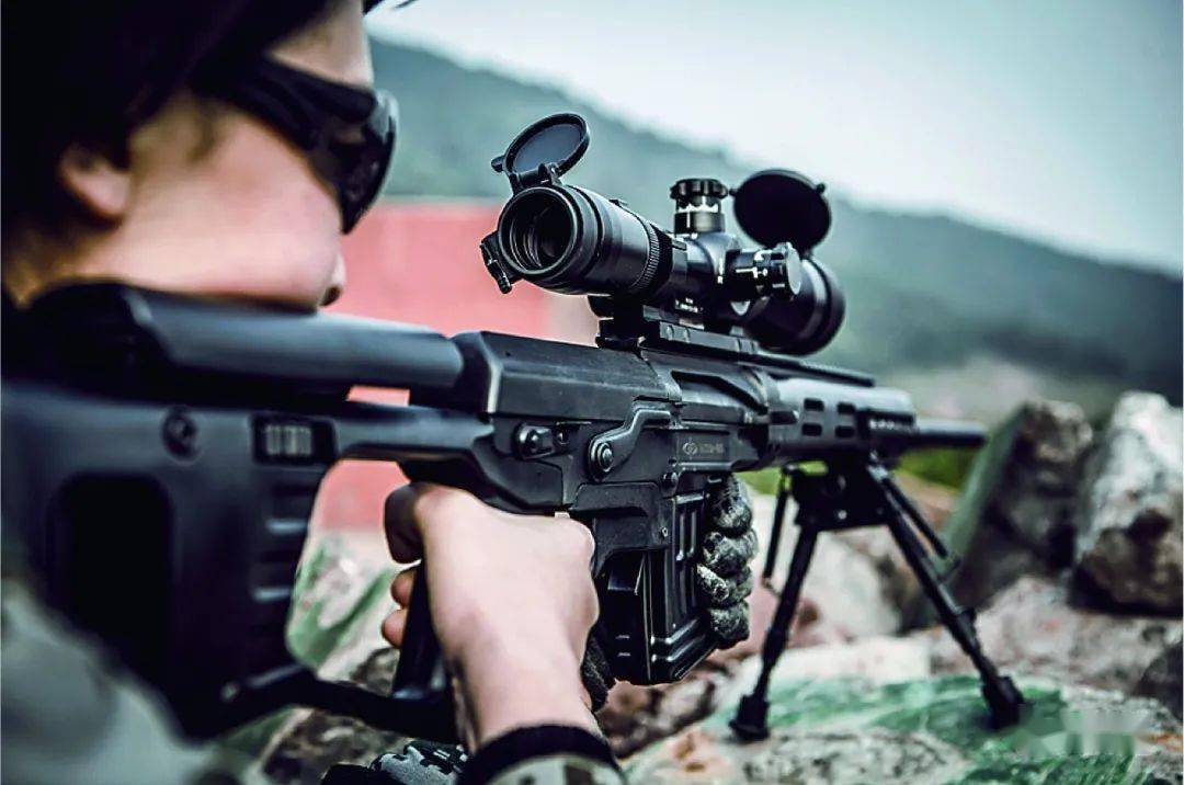 62mm半自动狙击步枪加装白光瞄准镜,用于白天瞄准射击