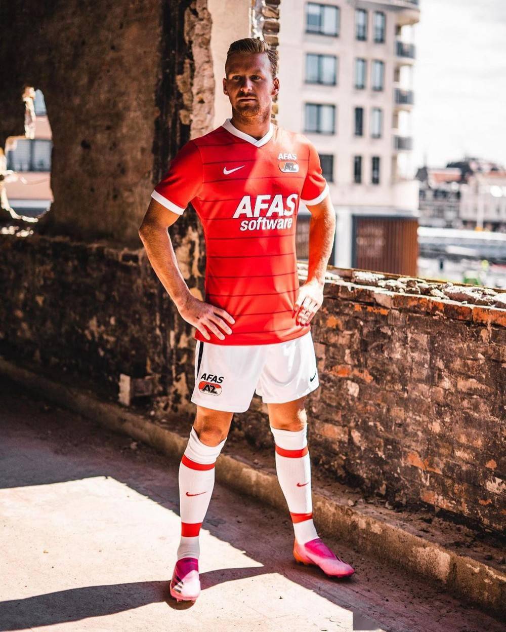 耐克发布阿尔克马尔202122赛季主场球衣