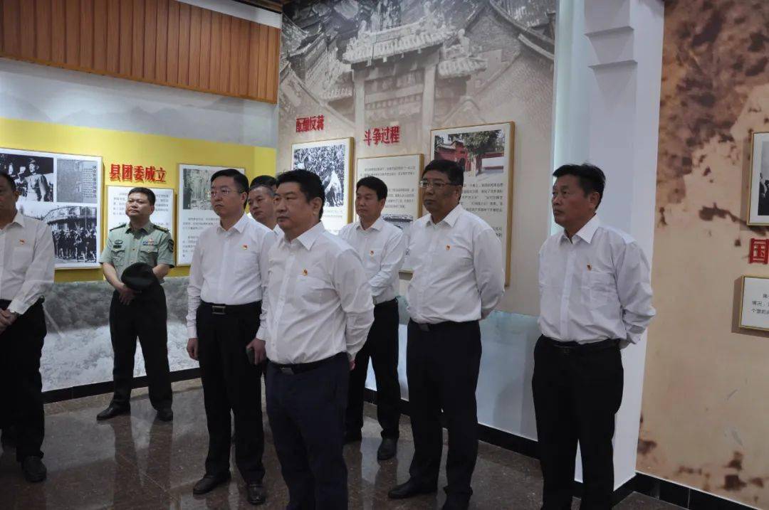 区委书记杨劭春带领区级党员领导同志参观中共孟津县委诞生地孟津县委
