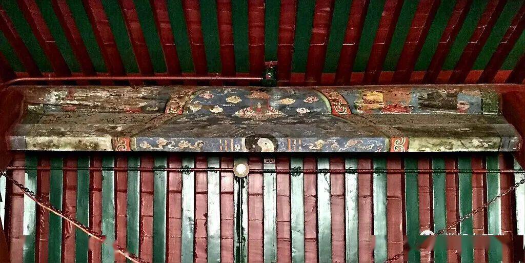 院子北房明间的正梁上保留有海屋添筹的彩绘据他们介绍 这里为正房