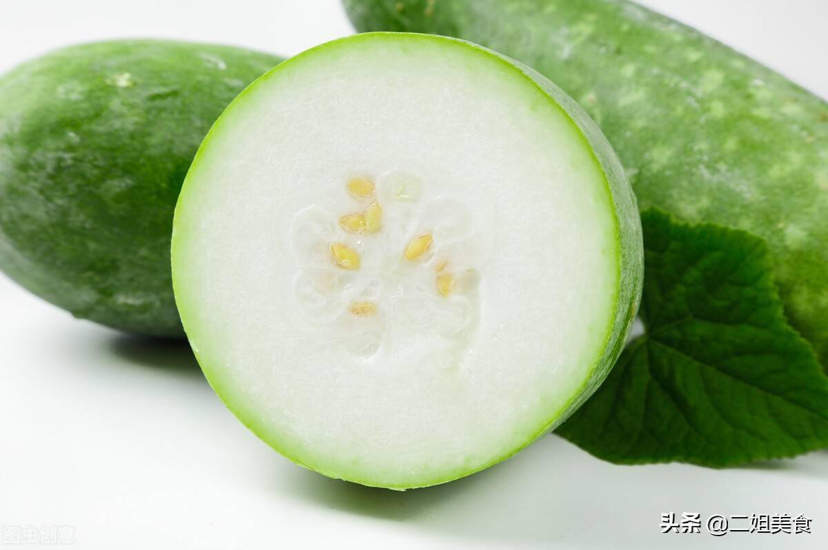 首先就是深绿色的冬瓜个头大,颜色呈现深绿色,而且我们切开之后,发现
