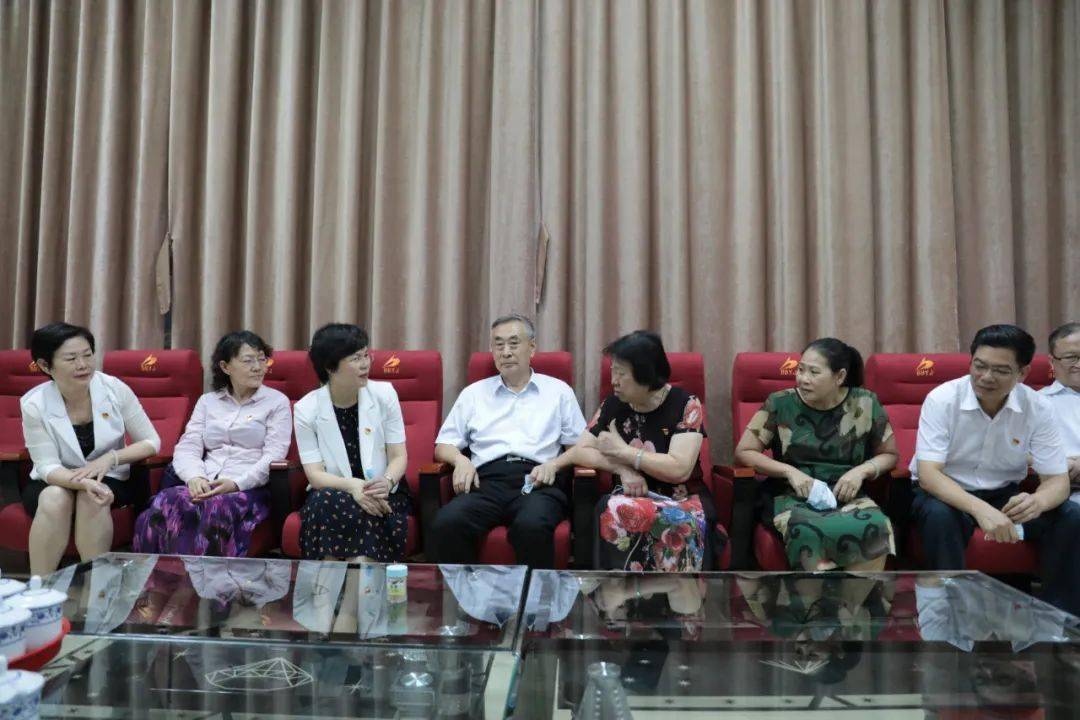 当晚,吕剑枫还会见了朱锡昂烈士亲属代表朱光冀,朱光芬等.