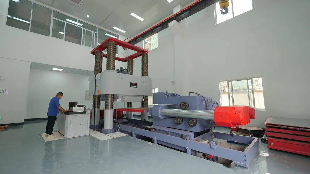 省内首台浙江交科3000吨压剪试验机正式运行