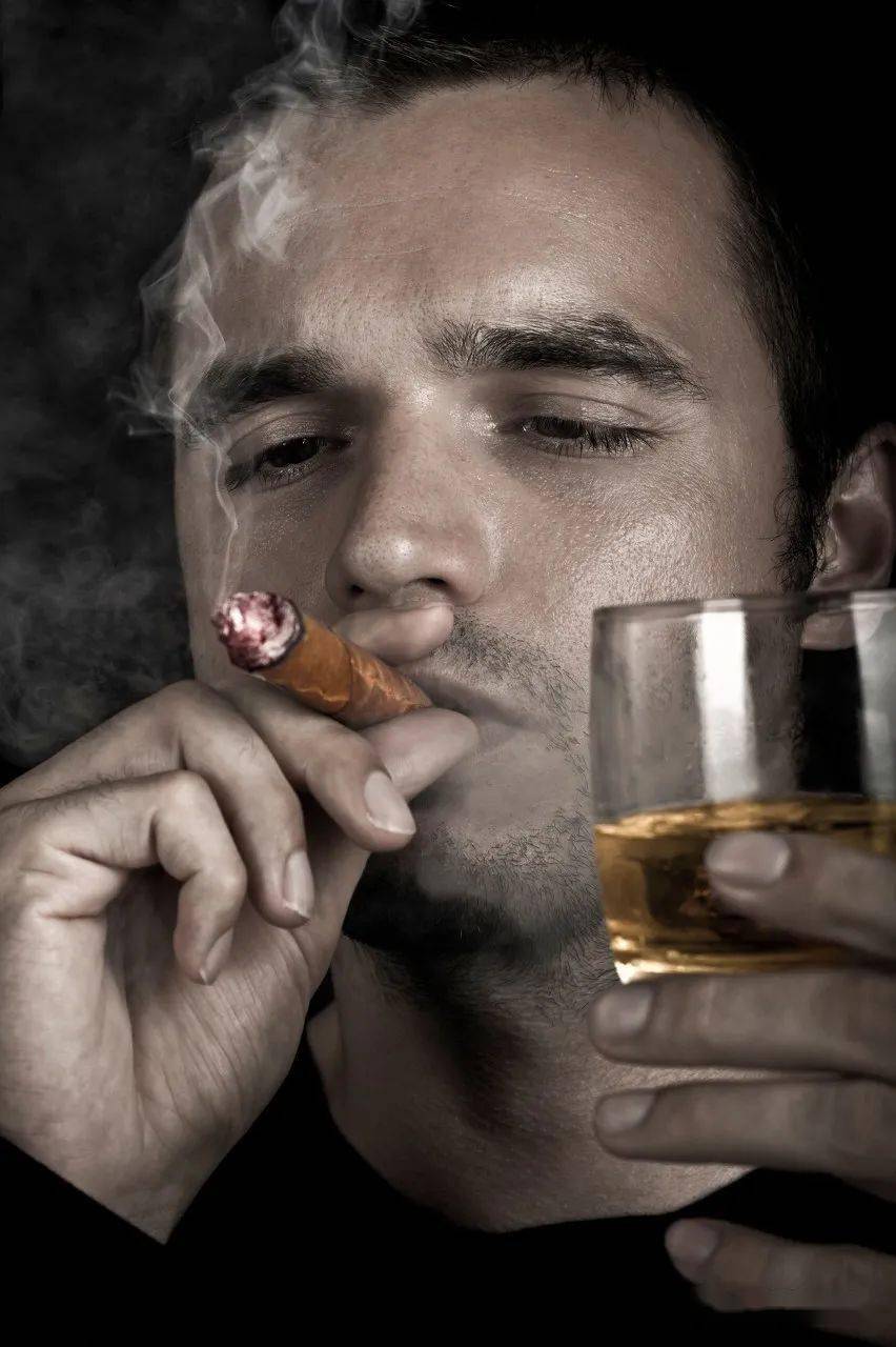 男生抽烟喝酒的照片图片