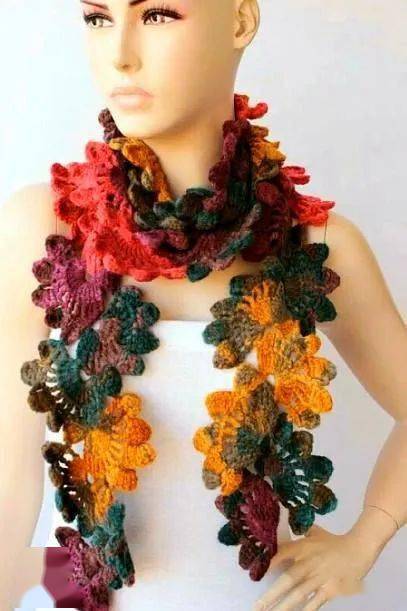 用花朵钩织的五彩缤纷的围巾一