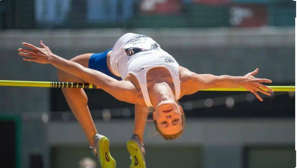 31岁孕妈挺孕肚参加奥运选拔 40度高温完成七项全能…_林赛·弗拉赫