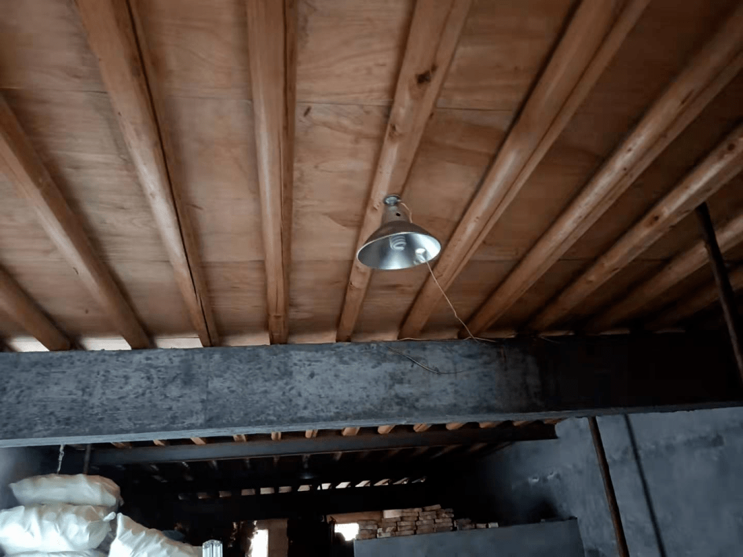 存在隐患:1,厂区三楼采用木楼板,木楼梯;2,厂区一楼车间,二楼仓库未